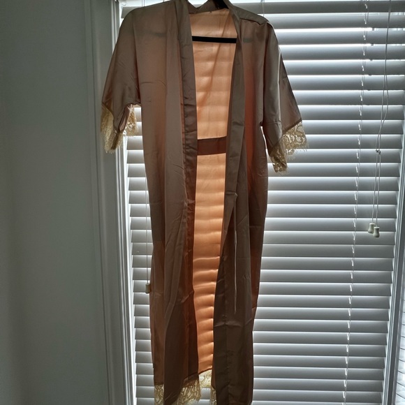 Robe - Picture 8 of 8